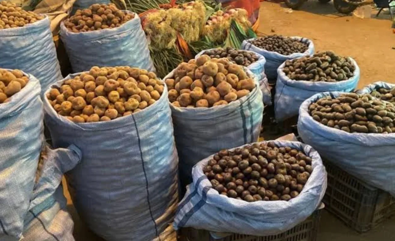 La papa sube en mercados del eje central mientras huevo y queso bajan en Santa Cruz