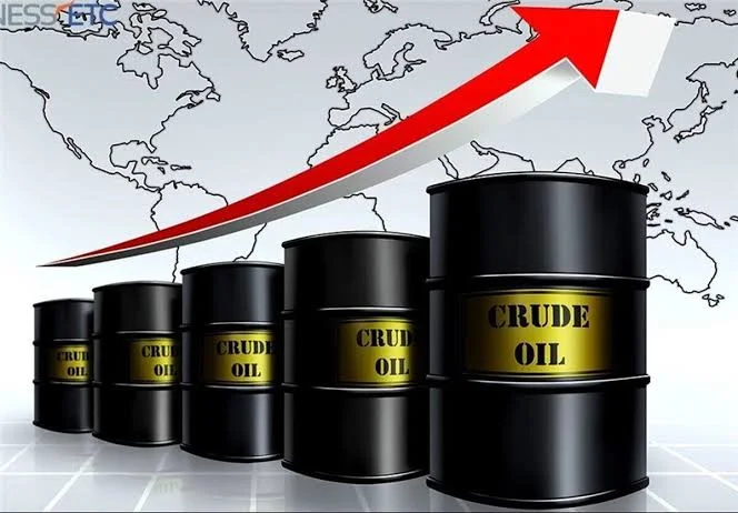 El petróleo brent se da la vuelta, sube el 0,75 % y vuelve a superar los 105 dólares