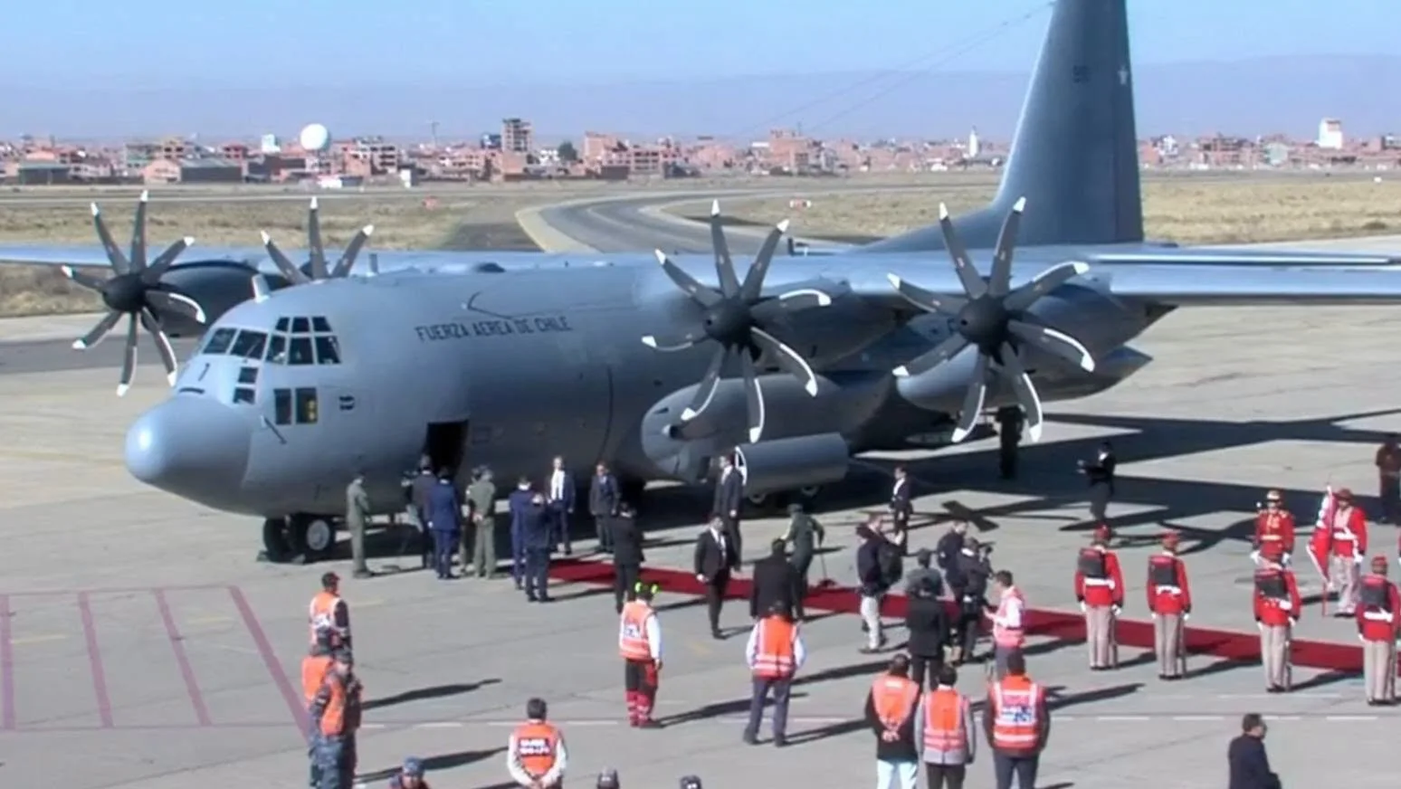 José Antonio Kast llega a Bolivia con honores militares para iniciar visita oficial