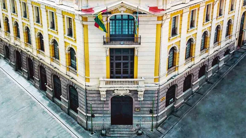 Paz cumple un año con un solo embajador y crecen las críticas por la demora diplomática