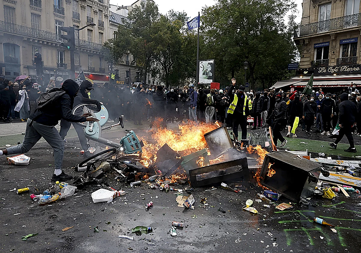 Ola de violencia en Francia deja al menos 2.400 detenidos y 1.000 efectivos heridos