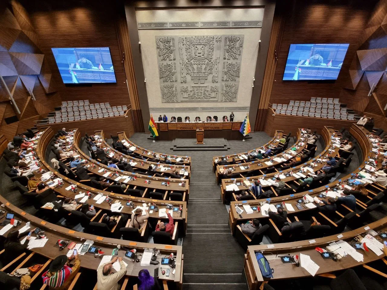 BANCADAS NEGOCIAN LA NUEVA DIRECTIVA DE DIPUTADOS EN MEDIO DE PUGNAS POR CARGOS