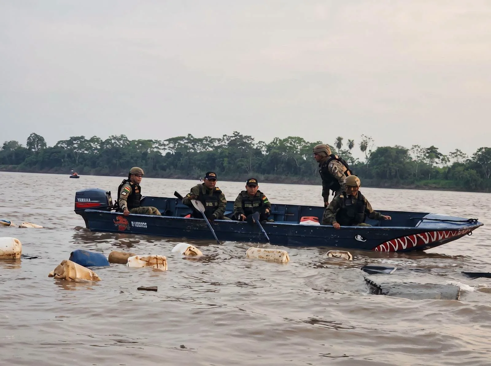 Armada recupera diésel de contrabando en el río Mamoré tras ataque de presuntos traficantes