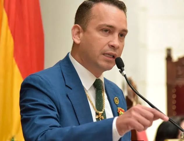 … Saucedo pide la renuncia de dos autoridades judiciales de Santa Cruz por la restricción de visas de EEUU