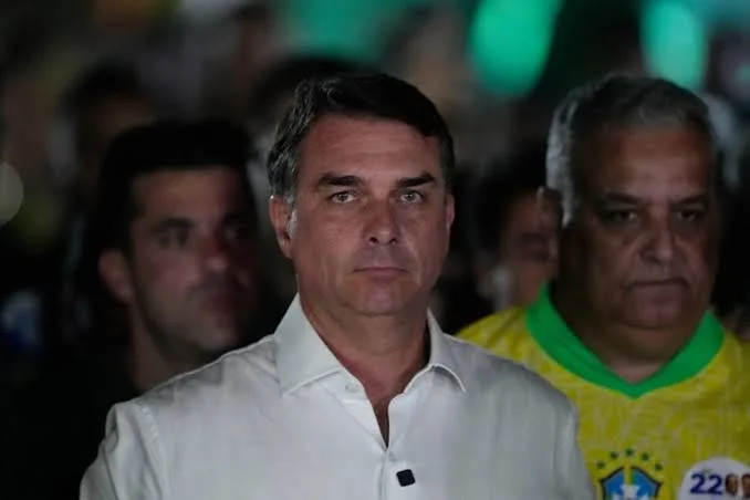 Flávio Bolsonaro desconoce la victoria de Lula y anuncia que pedirá anular las elecciones en Brasil