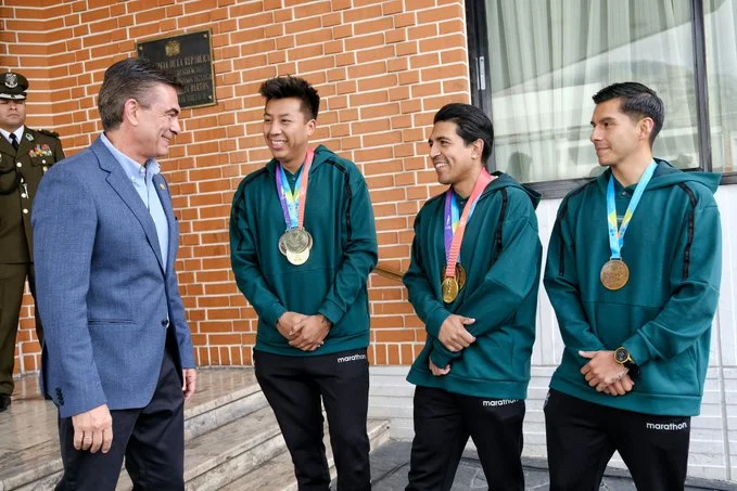 Paz anuncia políticas deportivas de largo plazo tras reunirse con el bicampeón Conrrado Moscoso