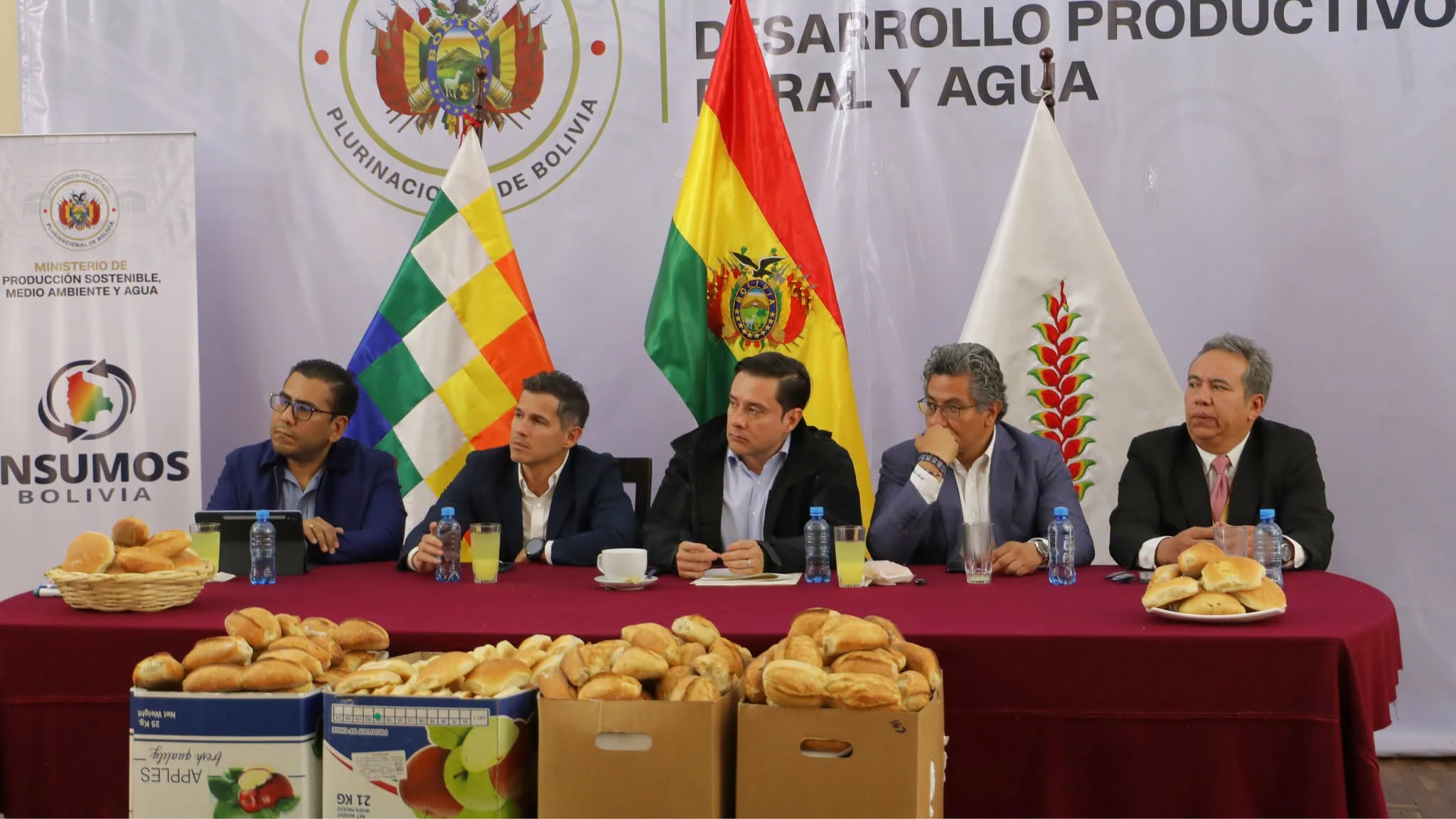 Gobierno y panificadores sellan acuerdo para mantener el pan a Bs 0,80