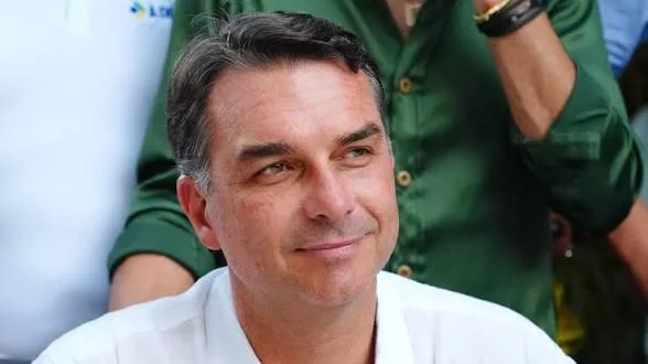 FLÁVIO BOLSONARO PREPARA UNA CONFERENCIA EN EE.UU. PARA EXPLICAR SU SALIDA DE BRASIL, SEGÚN REPORTES