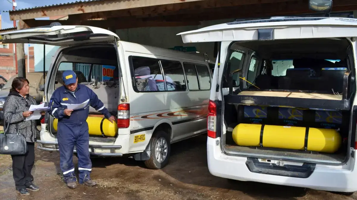 Choferes en La Paz esperan hasta una hora para cargar GNV y denuncian perjuicios laborales
