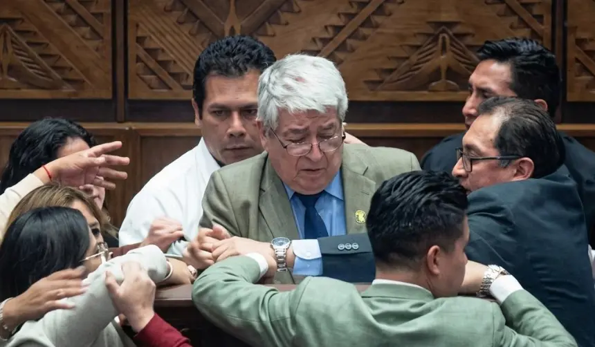 Entre gritos y empujones, Diputados reelige a Roberto Castro como presidente para 2026-2027