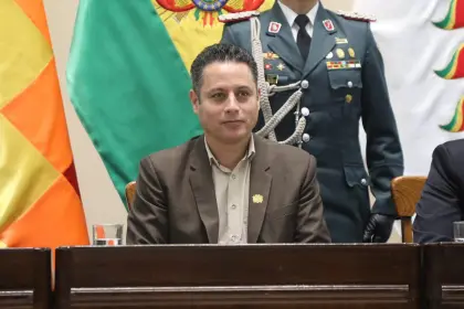 Lara exige a Paz la salida de cuatro ministros y cuestiona el desempeño de su gabinete