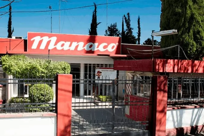 Manaco estira los manacos: cierra la fábrica de zapatos que acompañó a los bolivianos