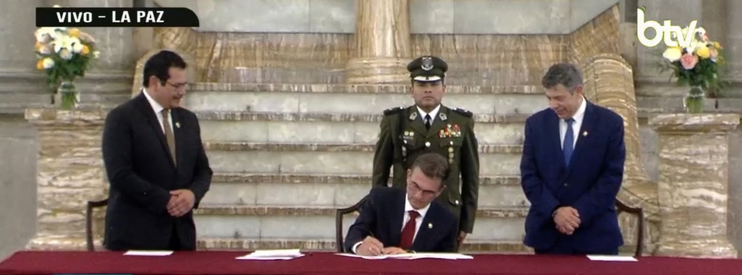 Paz promulga ley que habilita la suspensión del fiscal general y la designación de un interino