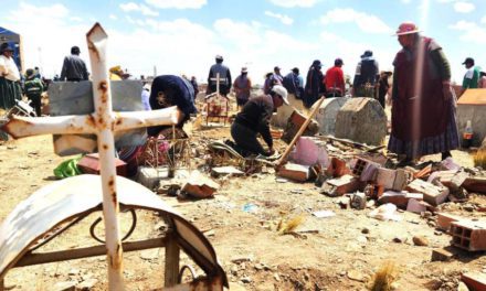 Tensión en El Alto: Enfrentamientos en cementerio Mercedario por supuestas exhumaciones