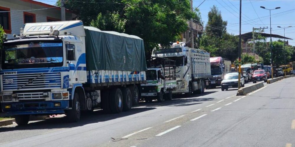 Escasez de diesel en Bolivia: camioneros en emergencia y respuesta de la ANH
