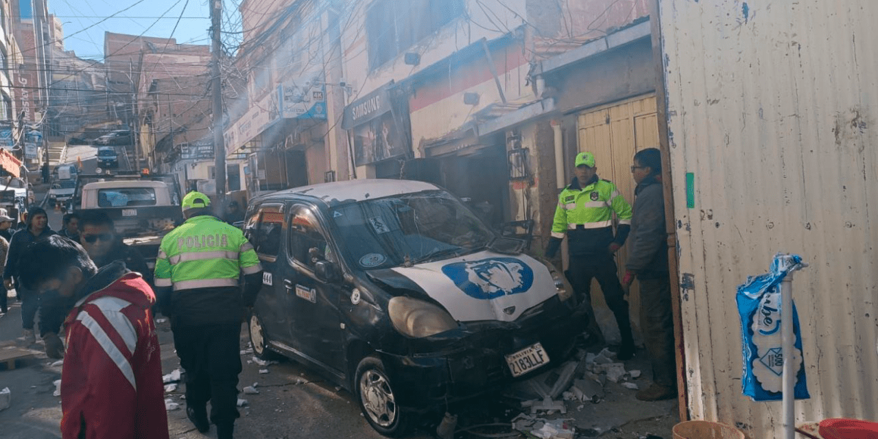 Radiotaxi pierde el control y causa caos en la Super Feria de Oruro