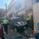 Radiotaxi pierde el control y causa caos en la Super Feria de Oruro