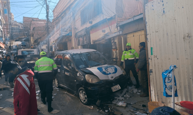 Radiotaxi pierde el control y causa caos en la Super Feria de Oruro