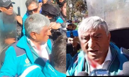 Evistas apedrean y hieren al alcalde paceño en la plaza Abaroa