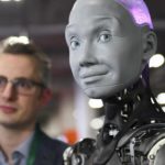Tesla anuncia cuándo producirá en masa robots humanoides