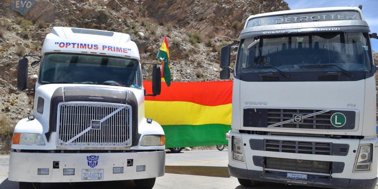 Largas filas en surtidores y ultimátum del transporte pesado al Gobierno por diésel