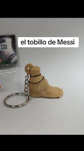 Llaveros del tobillo hinchado de Messi se vende como pan caliente