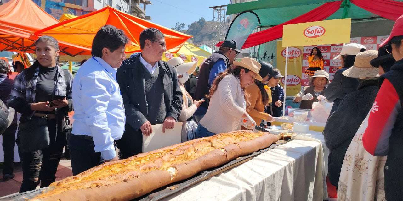 La Paz celebra el Día de la Marraqueta con la presentación del pan más grande del mundo