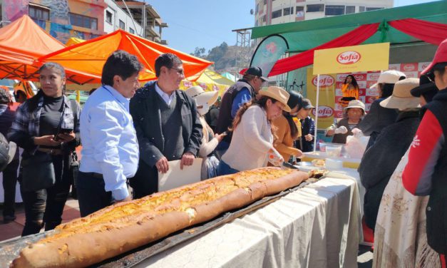 La Paz celebra el Día de la Marraqueta con la presentación del pan más grande del mundo