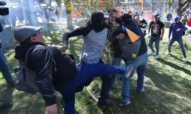 Enfrentamientos entre masistas en La Paz dejan cuatro heridos y cuantiosos destrozos en la plaza Abaroa