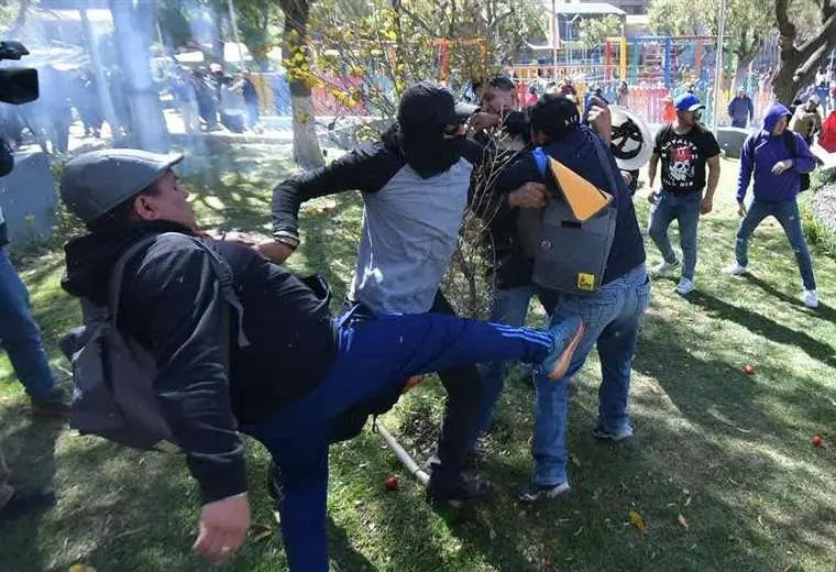 Enfrentamientos entre masistas en La Paz dejan cuatro heridos y cuantiosos destrozos en la plaza Abaroa