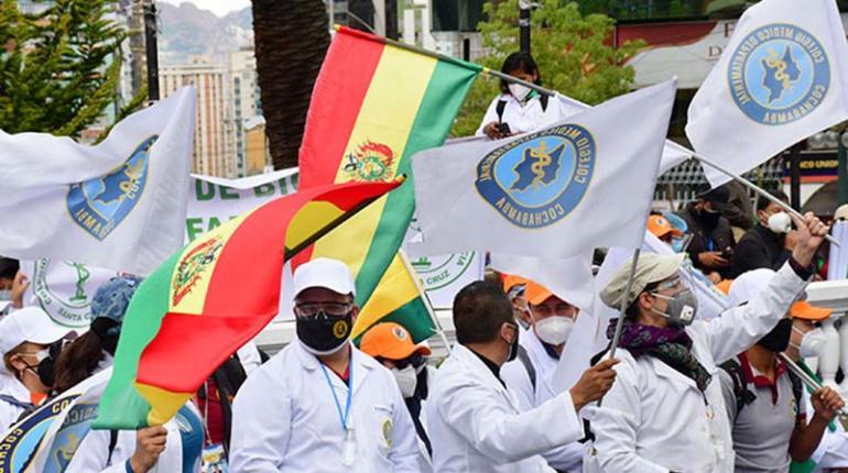 Médicos planean manifestarse contra la “jubilación forzosa” el próximo martes