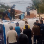 Evacúan a pasajeros por ventanas tras choque y vuelco de un micro en Santos Dumont