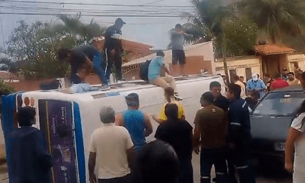 Evacúan a pasajeros por ventanas tras choque y vuelco de un micro en Santos Dumont