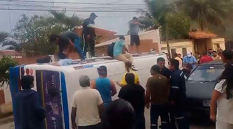 Evacúan a pasajeros por ventanas tras choque y vuelco de un micro en Santos Dumont