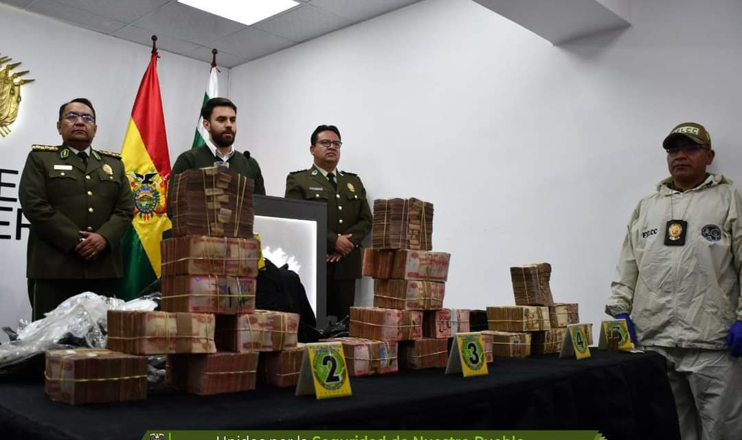 La Policía Boliviana recupera de 2.8 millones de bolivianos robados en el caso de triple asesinato