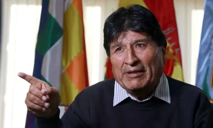 Evo Morales sufre fuerte caída tras conferencia de prensa en Santa Cruz