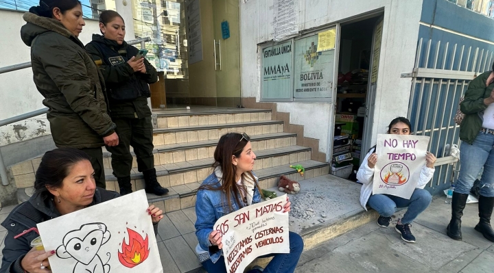 La Paz: Protesta pacífica de Ríos de Pie y ProPacha contra incendios frente al Ministerio de Medio Ambiente y Agua