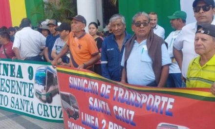 Transportistas cruceños marchan y solicitan reunión con Jhonny Fernández para pedir que se suba el pasaje a Bs 3,70