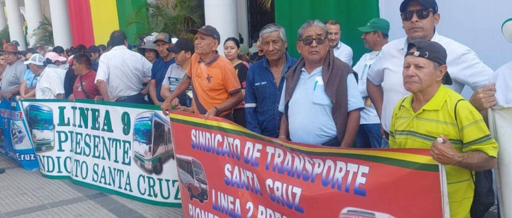 Transportistas cruceños marchan y solicitan reunión con Jhonny Fernández para pedir que se suba el pasaje a Bs 3,70