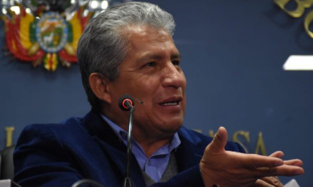 EVO DICE QUE FFAA DESACATARON ORDEN DE INTERVENIR MARCHA; NOVILLO LE RESPONDE QUE MIENTE