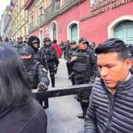 BARRERAS, CONTROL DE CREDENCIALES Y MÁS: REFUERZAN RESGUARDO POLICIAL EN LA PLAZA MURILLO ANTE PROXIMIDAD DE LA MARCHA DE EVO