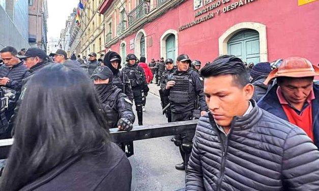 BARRERAS, CONTROL DE CREDENCIALES Y MÁS: REFUERZAN RESGUARDO POLICIAL EN LA PLAZA MURILLO ANTE PROXIMIDAD DE LA MARCHA DE EVO