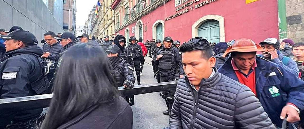 BARRERAS, CONTROL DE CREDENCIALES Y MÁS: REFUERZAN RESGUARDO POLICIAL EN LA PLAZA MURILLO ANTE PROXIMIDAD DE LA MARCHA DE EVO