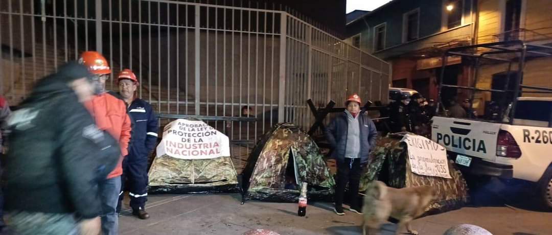 LA PLAZA MURILLO Y LAS PUERTAS DEL LEGISLATIVO AMANECEN CON LA VIGILIA DE ARCISTAS A HORAS DE LA SESIÓN DE DIPUTADOS