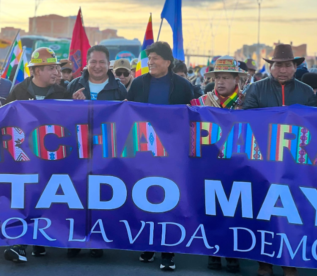 Morales retoma la marcha y desafía una resolución constitucional que se lo prohíbe