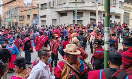 Hay protestas en La Paz y Santa Cruz, ponchos rojos se enfrentan a policías en San Pedro