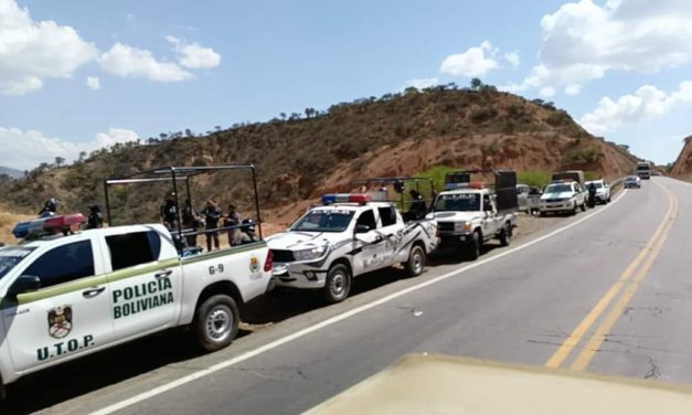 300 uniformados de La Paz se dirigen a los puntos de bloqueo en Cochabamba