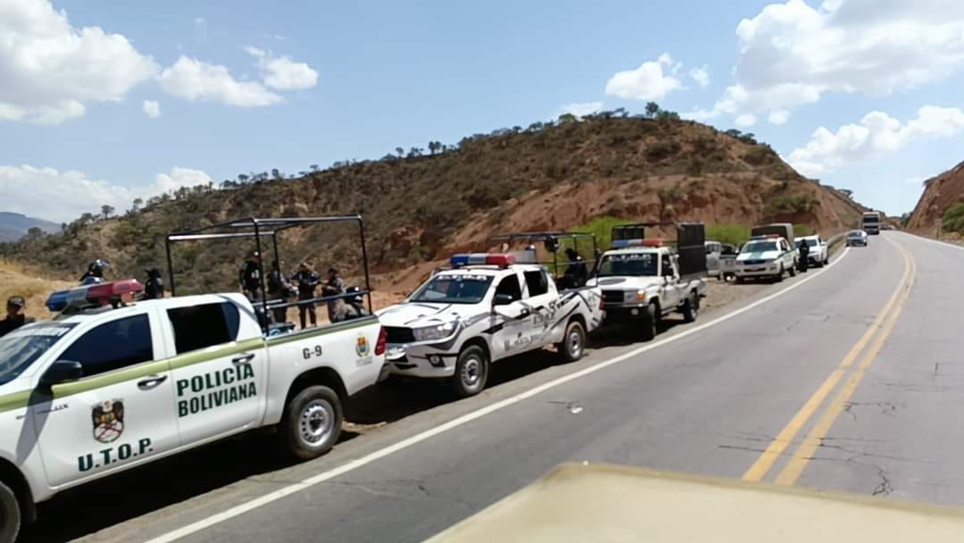 300 uniformados de La Paz se dirigen a los puntos de bloqueo en Cochabamba