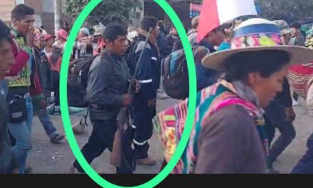 Hombre armado es captado en las marchas «evistas», difunden video de Radio Kawsachun Coca