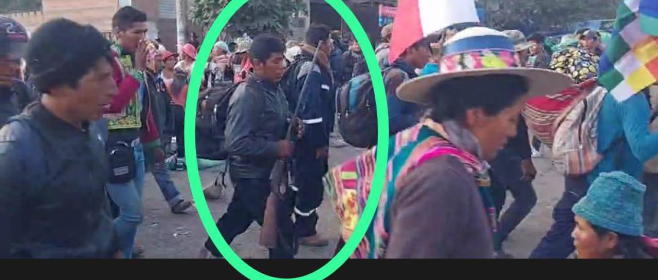 Hombre armado es captado en las marchas “evistas”, difunden video de Radio Kawsachun Coca